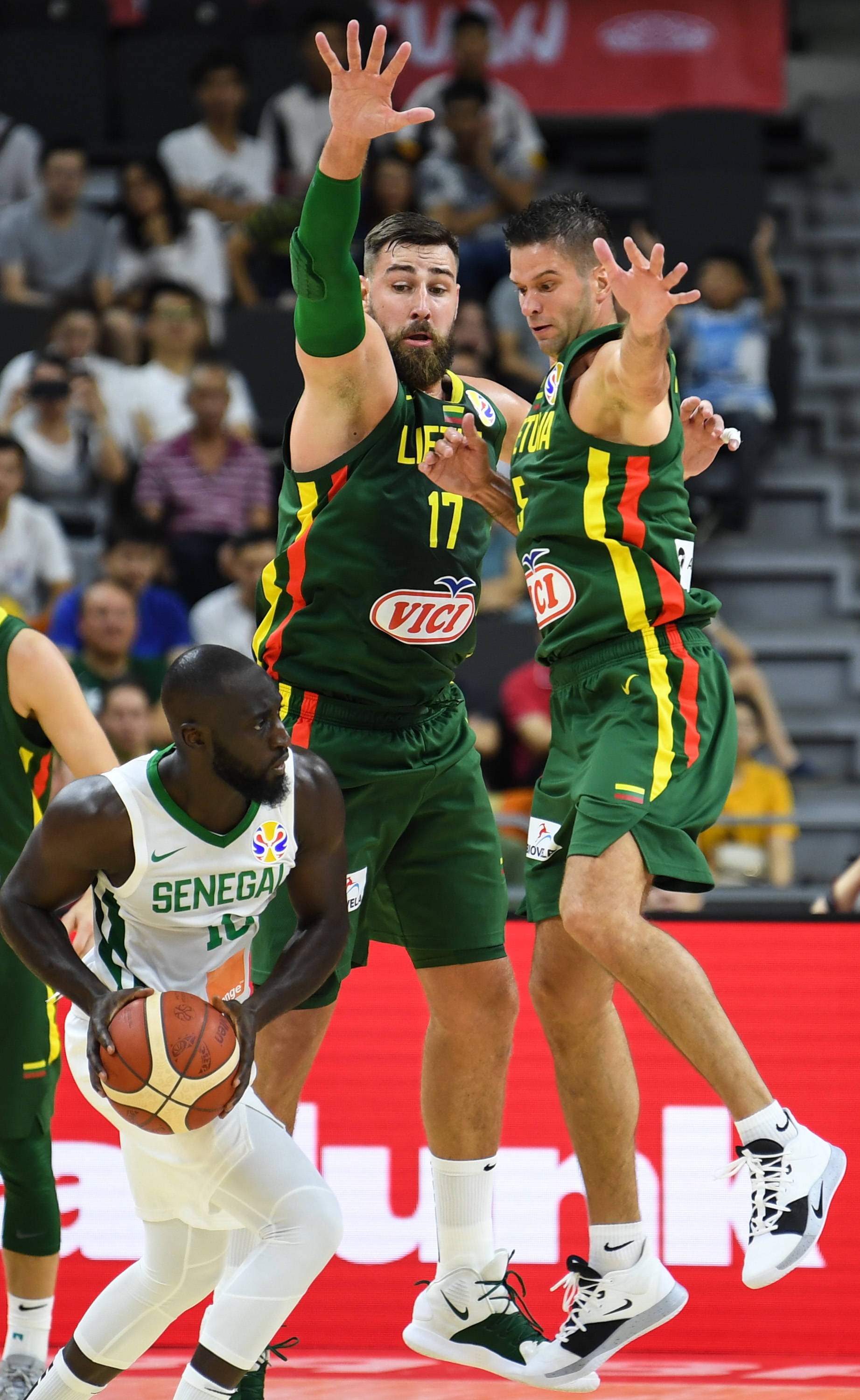 开云官网-关于亚特兰大训练开放日，集结日篮板制胜引欢呼，德国杯在即，年轻球员得到机会的信息